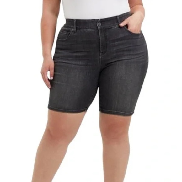 Torrid Black Wash Bermuda Short Size 20